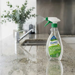 Nettoyant Brillance Etamine du Lys vaporisé sur plan de travail granite brillant