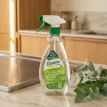 Spray nettoyant Brillance Cuisine Etamine du Lys sur plan de travail moderne avec feuilles eucalyptus