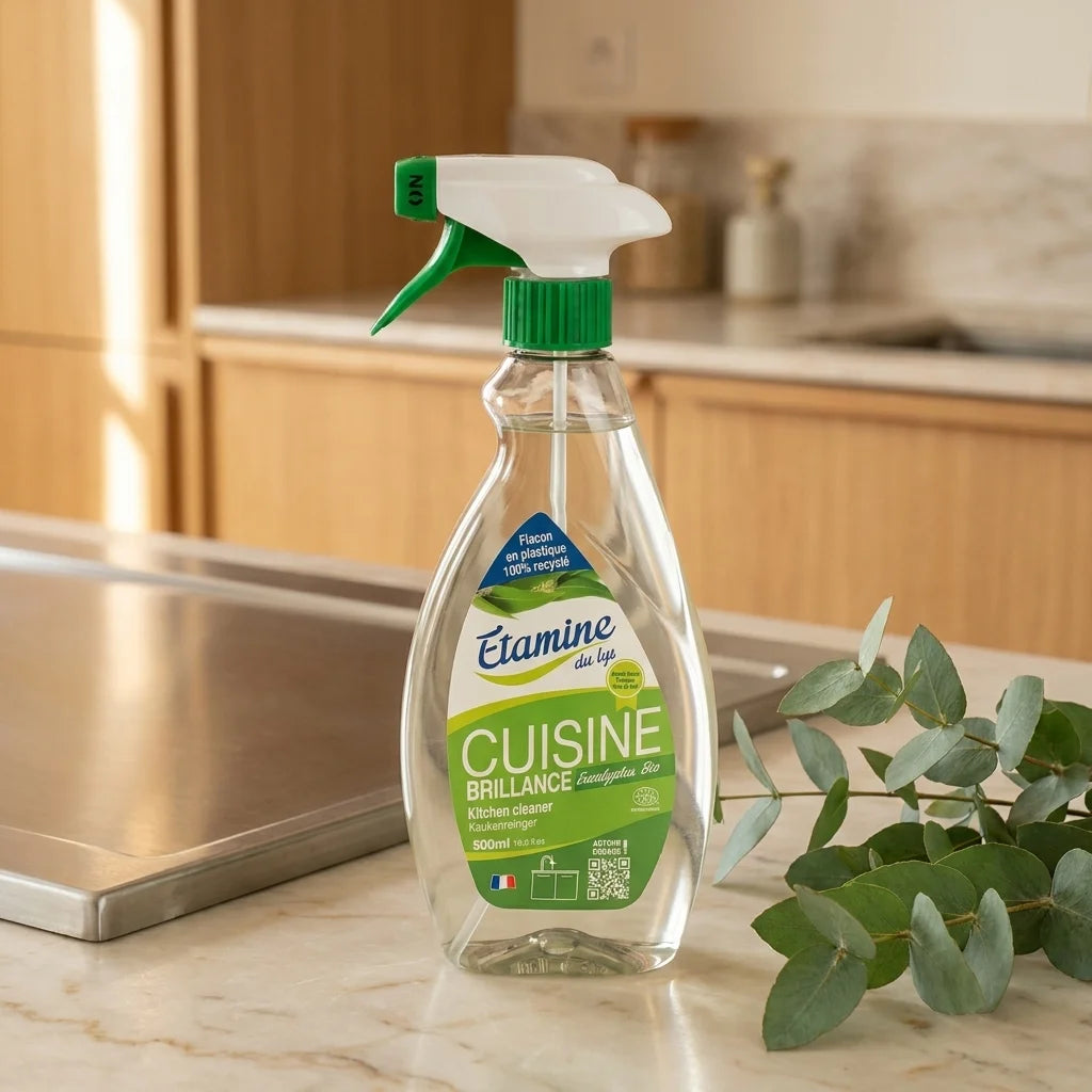 Spray nettoyant Brillance Cuisine Etamine du Lys sur plan de travail moderne avec feuilles eucalyptus