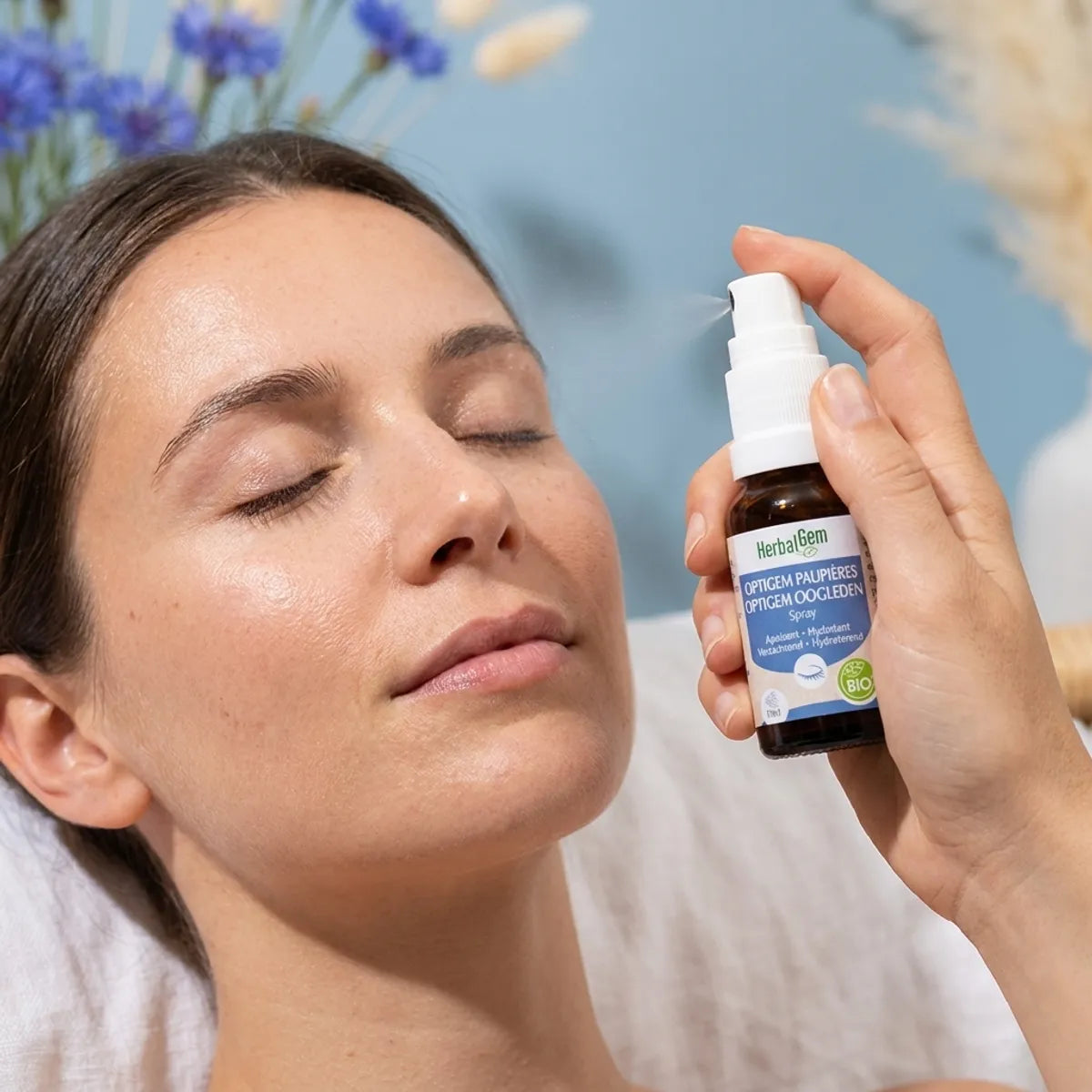 OptiGem spray bio vegan pour paupières, application sur les yeux fermés, flacon ambré HerbalGem