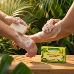 Pain de savon bio anti-moustiques en utilisation sur la peau avec mousse naturelle en extérieur
