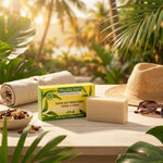 Pain de savon bio anti-moustiques MoustiCare en setting tropical ensoleillé avec feuillage naturel