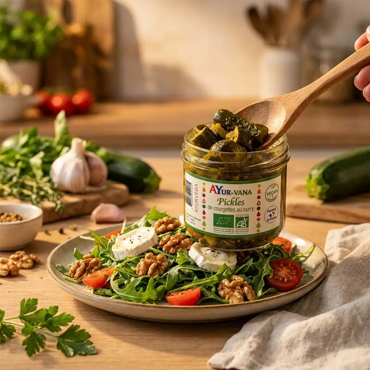 Pickles de courgettes au curry AYur-vana 200g sur salade, condiment gourmet artisanal