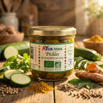 Pickles de courgettes au curry AYur-vana 200g avec ingrédients frais sur table rustique