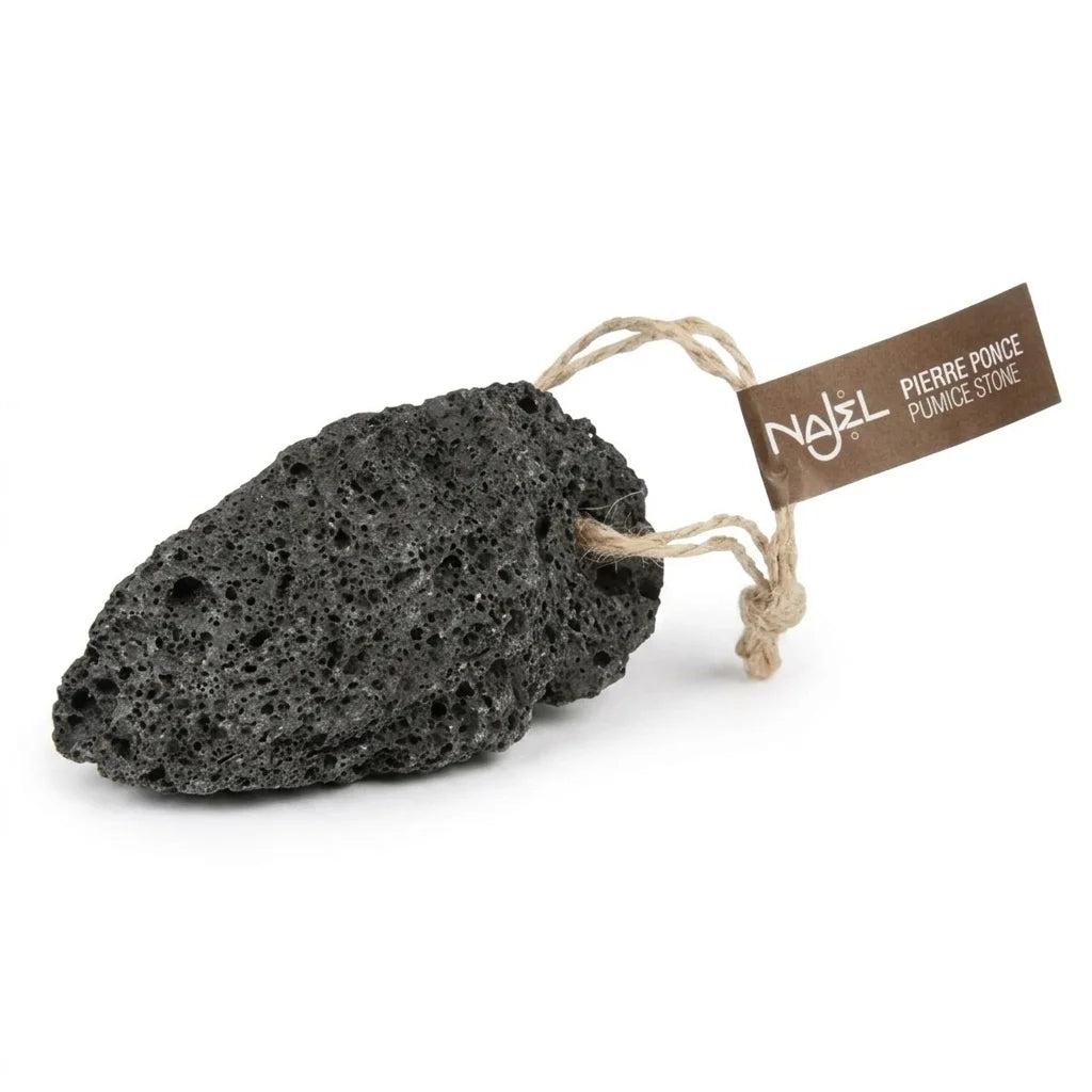 Pierre ponce Najel grise avec boucle de ficelle sur fond blanc, produit de beauté naturel