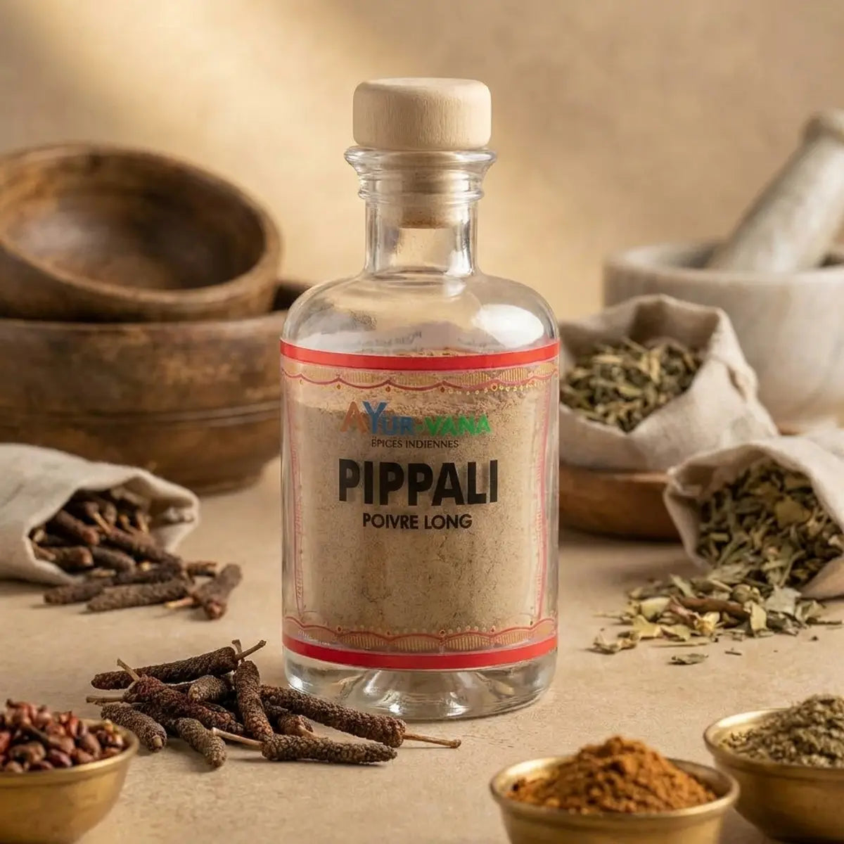Pippali poivre long Ayurvana en poudre avec racines sur fond neutre