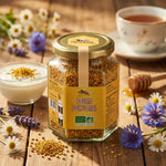 Pot de pollen bio polyfloral Abeille Forestière sur surface en bois avec fleurs sauvages