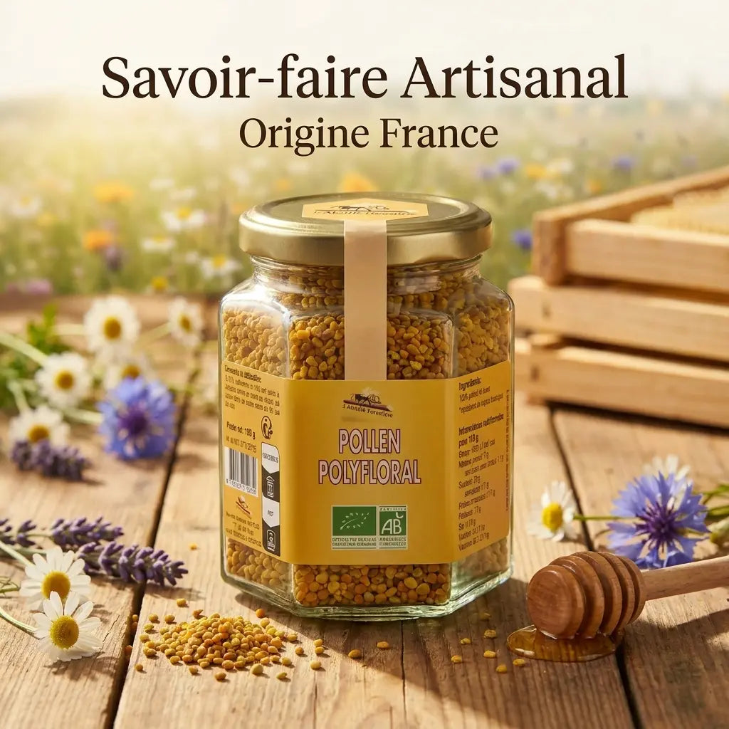 Pot de pollen polyfloral bio Abeille Forestière sur table rustique avec fleurs et miel