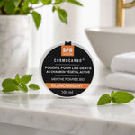 Poudre blanchissante menthe poivrée SFB 100ml sur vanité de salle de bain avec feuilles de menthe