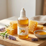 Propolis Originel en compte-gouttes dorée sur surface bois avec rayon de miel frais et lavande