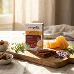 Propolis pure à mâcher Bio Propolia avec emballage bordeaux et or sur fond de rayon de miel et herbes naturelles
