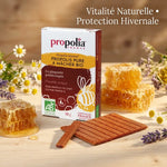 Propolis pure à mâcher Bio Propolia sur surface en bois avec miel et fleurs sauvages