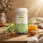 Propolis verte Bio en gélules Propos'Nature avec fleurs de Baccharis et miel sur table en bois