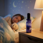 Pschitt Anti-monstres aromaspray sur table de nuit enfant endormi chambre apaisante