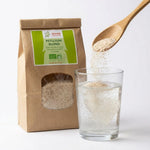 Psyllium blond bio en poudre versé dans un verre d'eau avec emballage Graine Sauvage