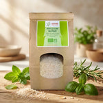 Sachet Psyllium Blond Bio en packaging kraft sur surface bois avec herbes et gouttes d'eau