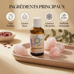 Flacon Elixir Quartz Rose avec cristaux bruts, pétales de rose et infographie des ingrédients principaux
