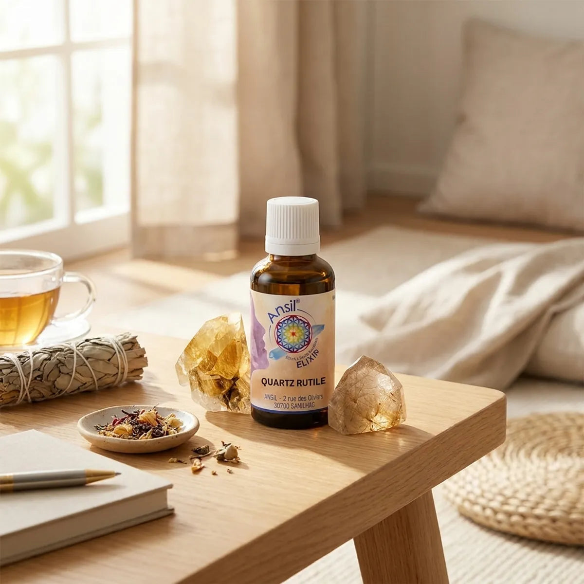 Bouteille Elixir Quartz Rutile avec cristaux dorés sur espace wellness minimaliste