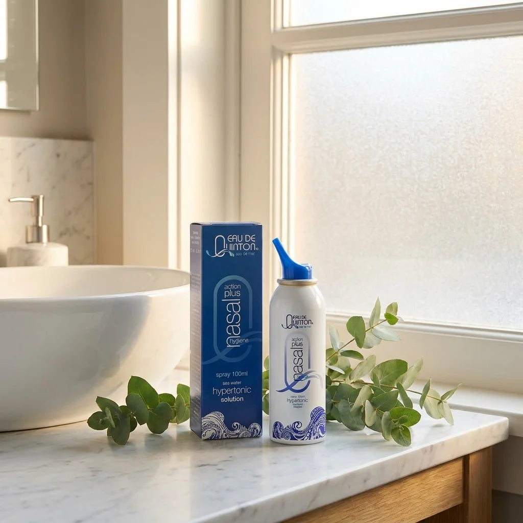 Spray nasal Quinton Hypertonic sur marbre en salle de bain moderne avec eucalyptus