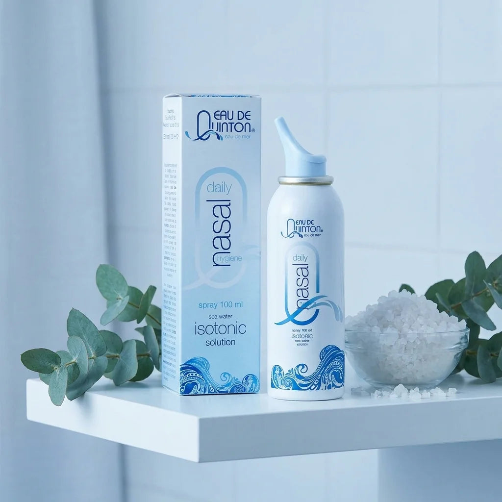 Spray nasal isotonique Quinton sur étagère avec cristaux de sel marin et plantes vertes