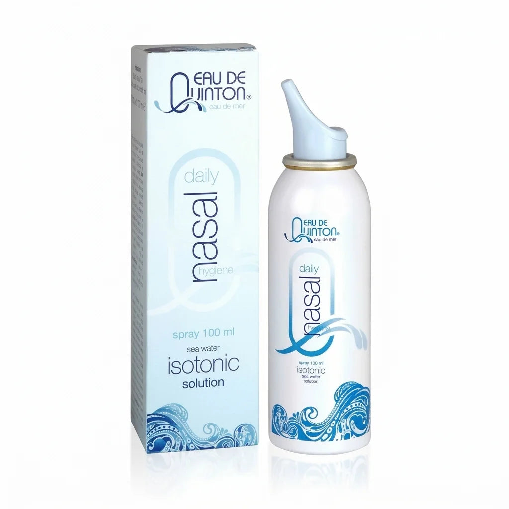 Flacon de spray nasal isotonique Quinton avec applicateur et emballage blanc sur fond blanc