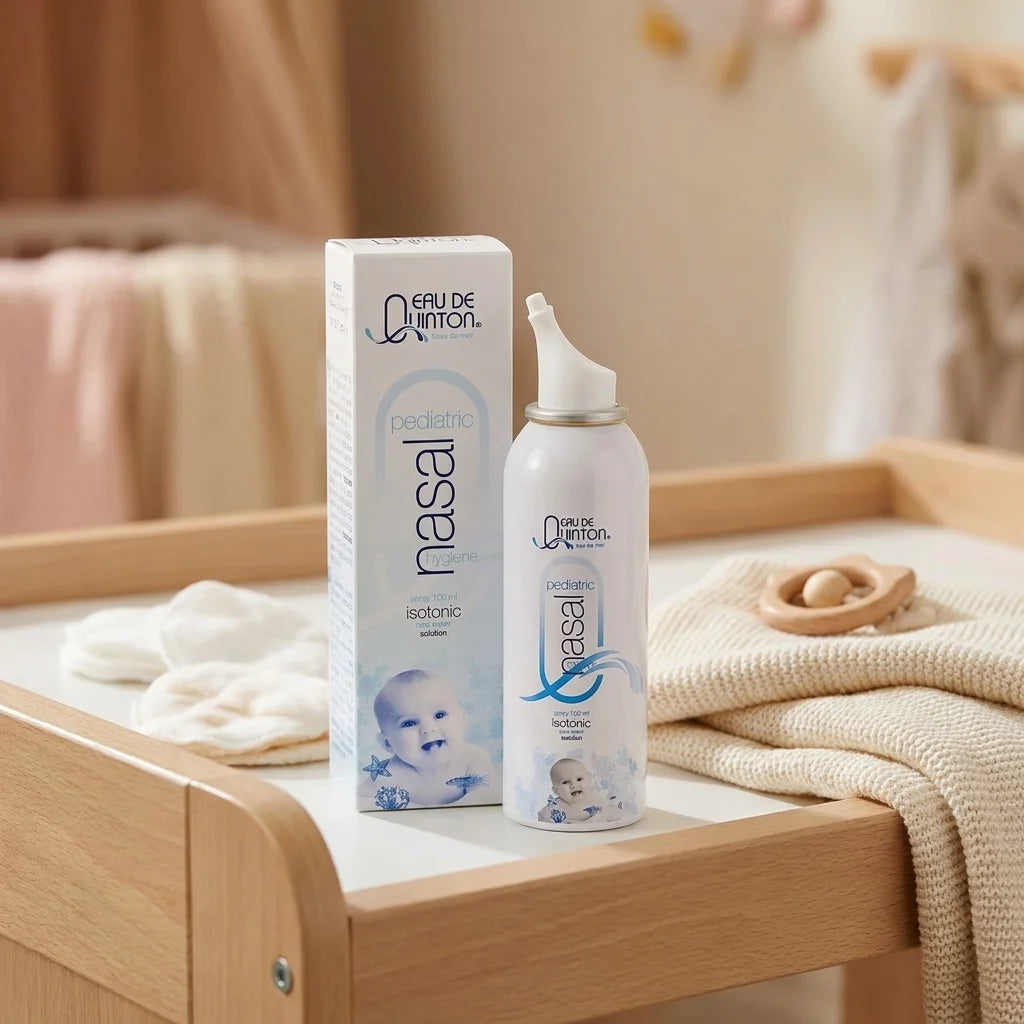 Spray nasal pédiatrique Quinton blanc avec boîte sur table à langer bébé