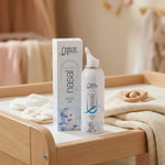 Spray nasal pédiatrique Quinton blanc avec boîte sur table à langer bébé
