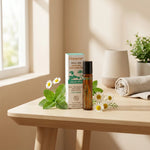 Roll-on Calme Tête Florame bio avec boîte teal et flacon en verre ambré sur bureau minimaliste avec menthe fraîche