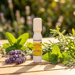 Roller après-piqures Bio Pranarom avec lavande et menthe en environnement naturel