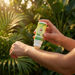 Application du roller anti-moustiques MoustiCare sur la peau en extérieur, jardin tropical ensoleillé