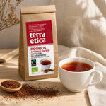 Rooibos bio Terra Etica en vrac avec tasse d'infusion ambrée et feuilles séchées