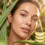 Femme avec peau lumineuse et hydratée après application de rosée Aloe Vera bio 76%