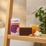 Savon bio Propolia à la propolis, miel et karité sur étagère avec miel et beurre de karité