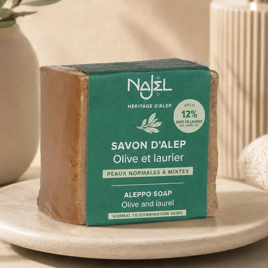 Savon d'Alep 12% HBL Najel 200g barre marron sur meuble salle de bain