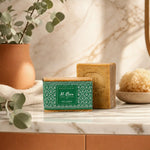 Savon d'Alep 20% laurier Al Bara 200g dans décor spa minimaliste avec eucalyptus
