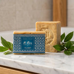 Savon d'Alep 35% Laurier Al Bara 200g sur marbre avec branches de laurier frais