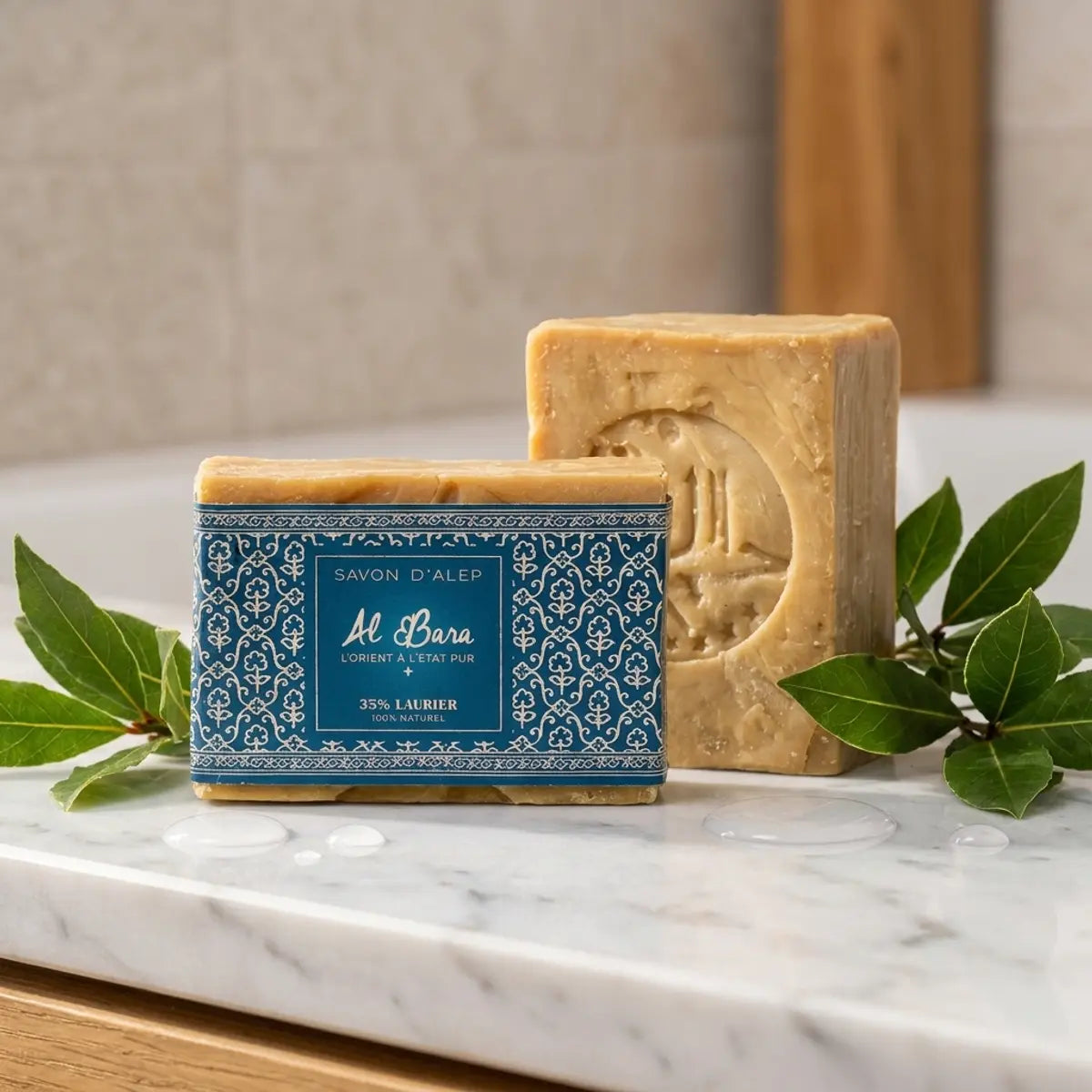 Savon d'Alep 35% Laurier Al Bara 200g sur marbre avec branches de laurier frais