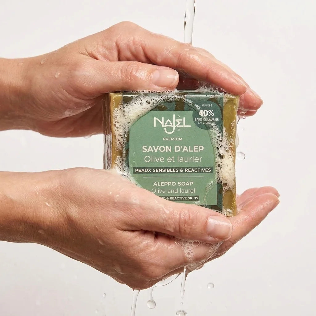Savon d'Alep Najel 40% HBL mousse naturelle sur mains sensibles sous l'eau