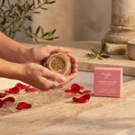 Savon d'Alep Najel rose de Damas bio en mousse sur les mains sous l'eau