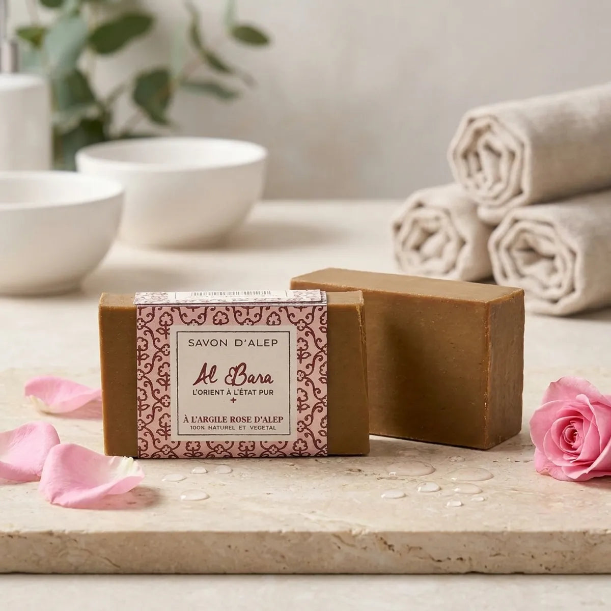 Savon d'Alep Al Bara à l'argile rose 150g avec pétales de rose sur pierre naturelle