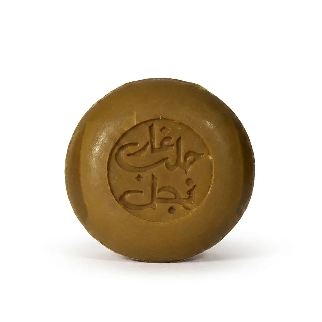 Savon d'Alep au jasmin bio Najel rond brun sur fond blanc