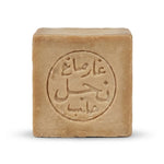 Savon d'Alep Najel détachant bar couleur naturelle fond blanc