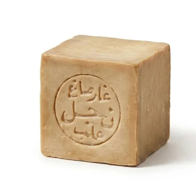 Savon d'Alep détachant Najel, barre cubique beige avec logo arabe