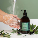 Savon d'Alep liquide Najel 40% HBL mousse douce sur les mains sous l'eau