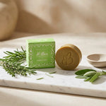 Savon d'Alep Al Bara Herbe d'Alep avec herbes fraîches sur marbre blanc