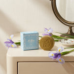 Savon d'Alep Al Bara Iris 50g avec emballage bleu sur table minimaliste élégante
