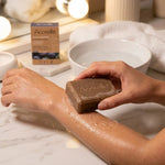 Savon gommant solide vegan Bio Acorelle utilisé lors d'une routine de soins de la peau