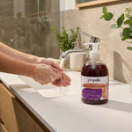 Savon mains Propolis et Romarin Propolia - utilisation sous l'eau courante en salle de bain moderne