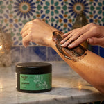 Savon noir Najel à l'huile d'argan - Application sur peau humide en hammam