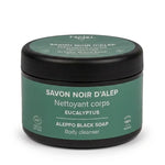Savon noir d'Alep à l'Eucalyptus Najel en pot vert foncé sur fond blanc